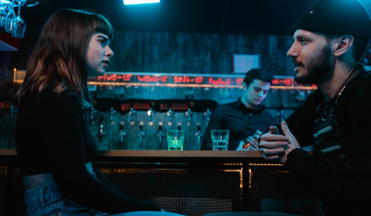 5 Cringey Bar Moves Men Must Throw In The Bin (And What To Do Instead)