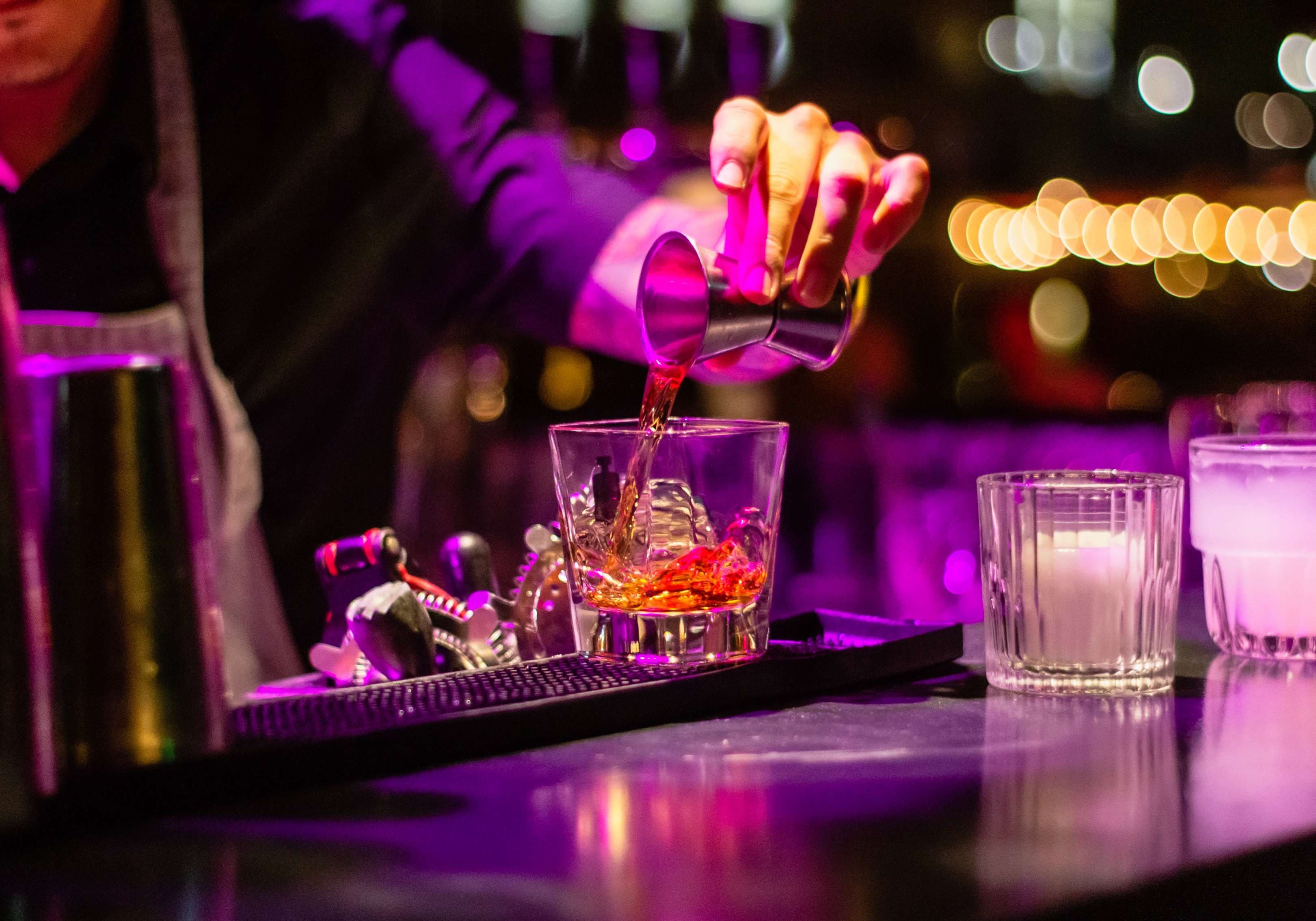 Best Cocktails For Men To Order On A First Date
