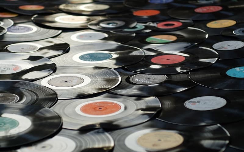 Mumbai Bars With Retro Music That Will Take You Back To The Good Ol’ Days