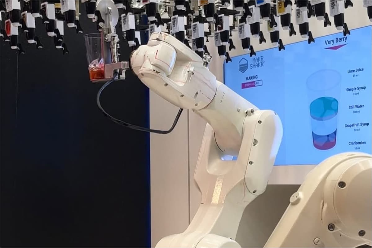 The Indian Womenpreneur-Duo Behind The Futuristic Robo-Bar In Amsterdam