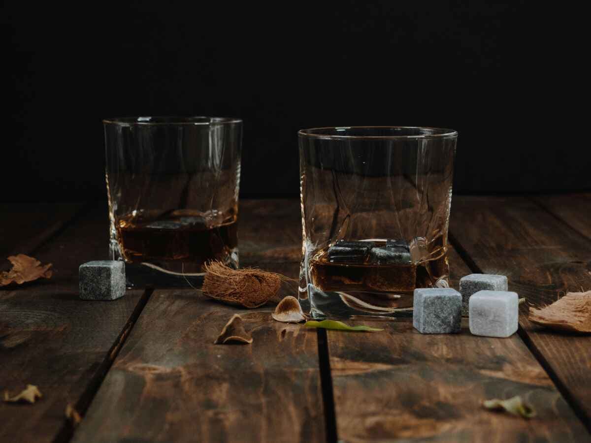 Whiskey Stones vs. Ice Cubes: Which One’s Better for Your Drink?