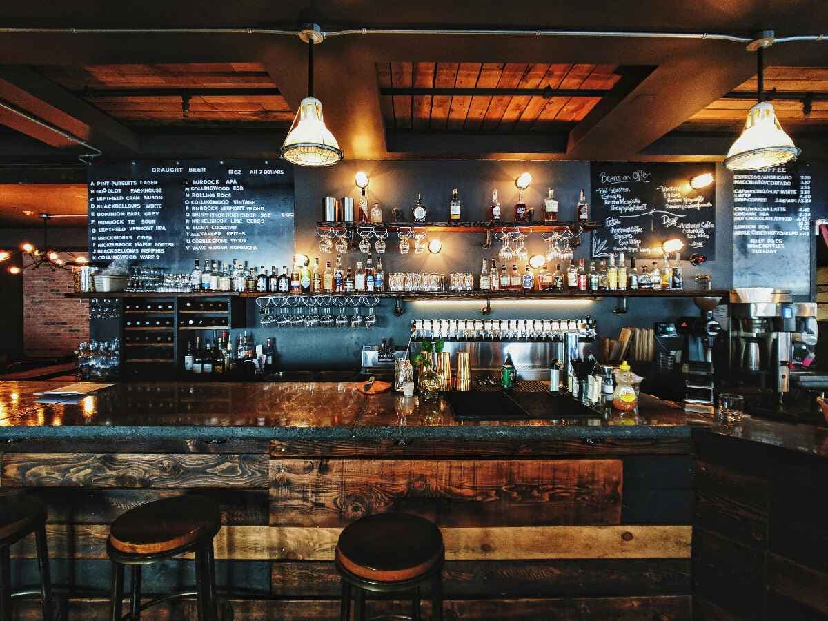 7 Budget-Friendly Bars in Mumbai That Don’t Compromise on Vibes