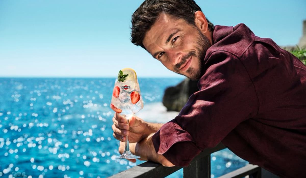 Internet Man Crush Jonathan Bailey Is The Martini Man Of Summer 2025