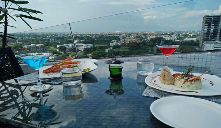 Liqua-Rooftop-Poolside-Bar.jpg
