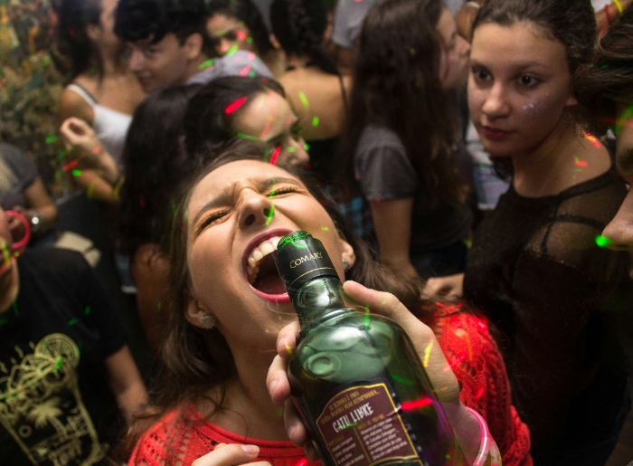 Woman-drinking-alcohol.jpg