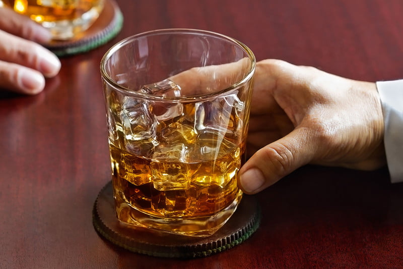 drinking-whiskey-on-the-rocks-800x800-3.jpg