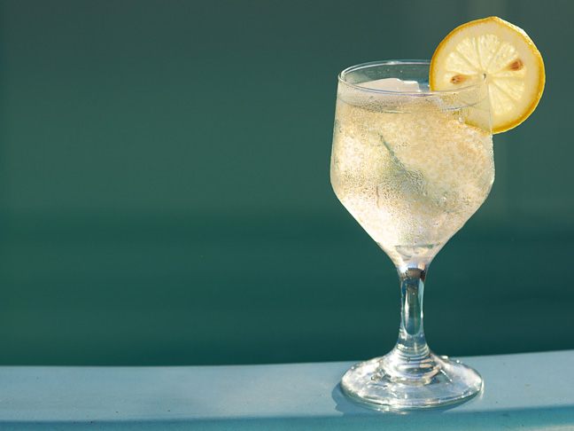 white-wine-spritzer-recipe-lemon.jpg