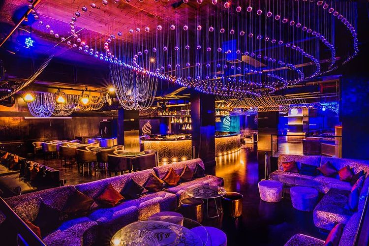 Pubs in Mumbai with a dance floor 