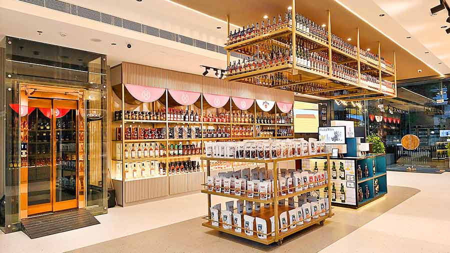 Hedonne packs two sections, for wine enthusiasts and spirit lovers