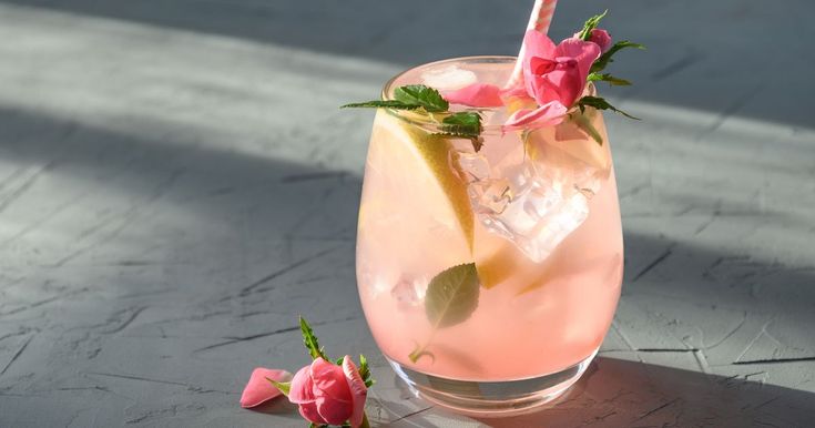 It is a floral cocktail that combines gin, tonic water and rose water