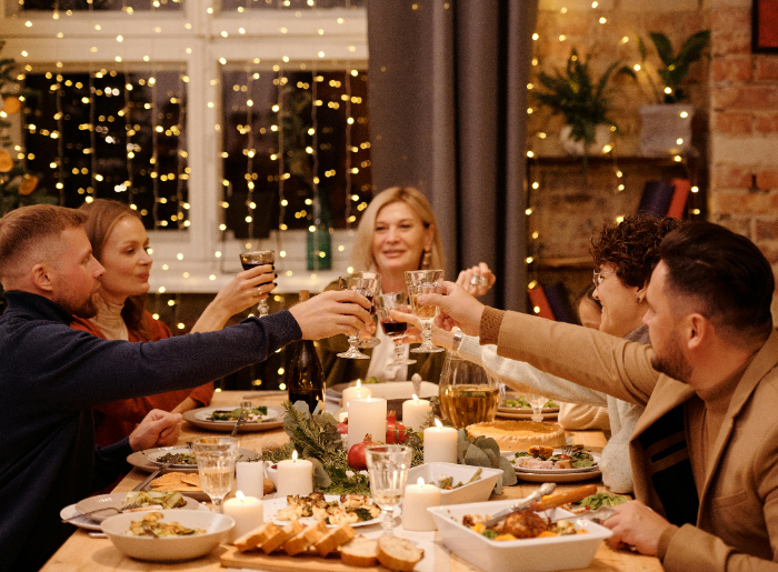 Letting the host raise the toast is an important Christmas drinking etiquette