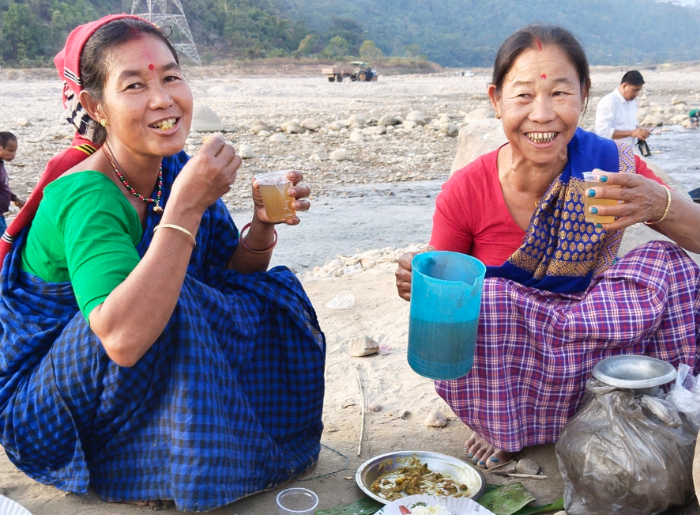 Women drinking apong