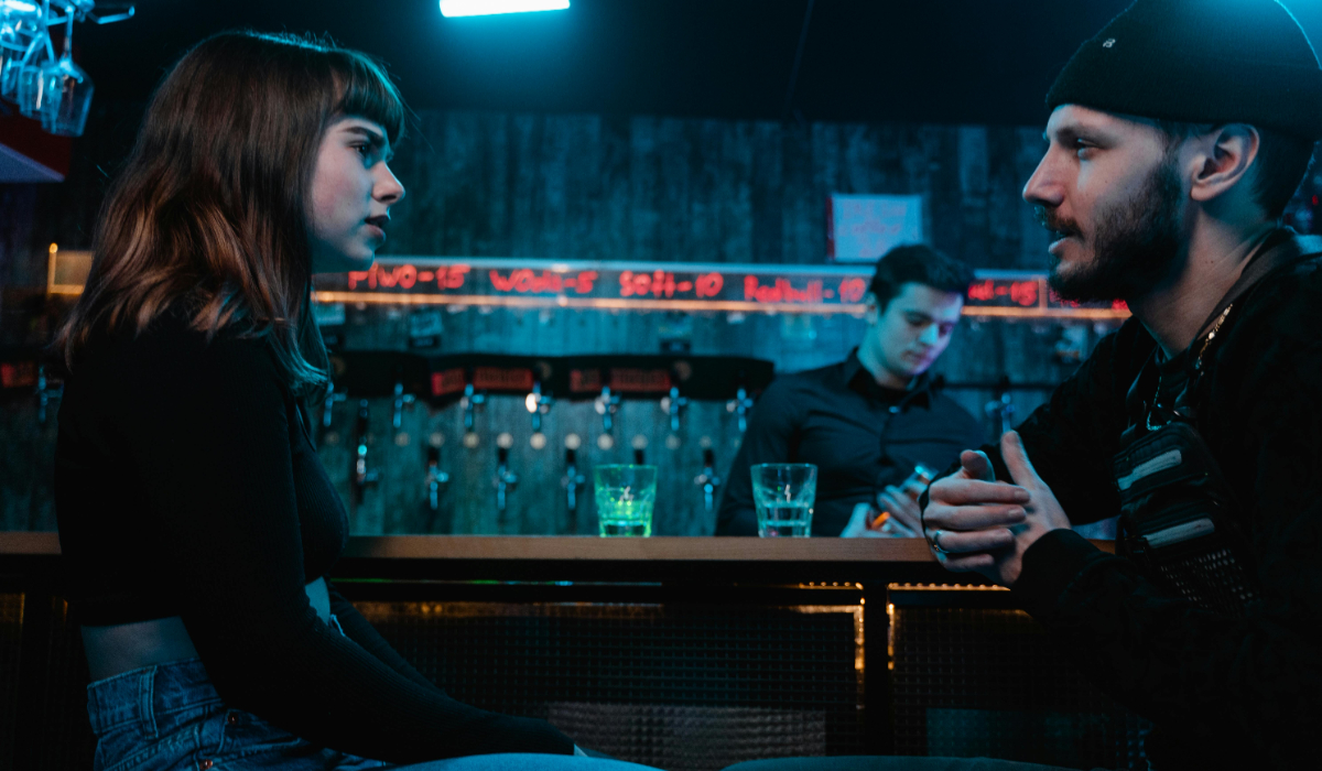 5 Cringey Bar Moves Men Must Throw In The Bin